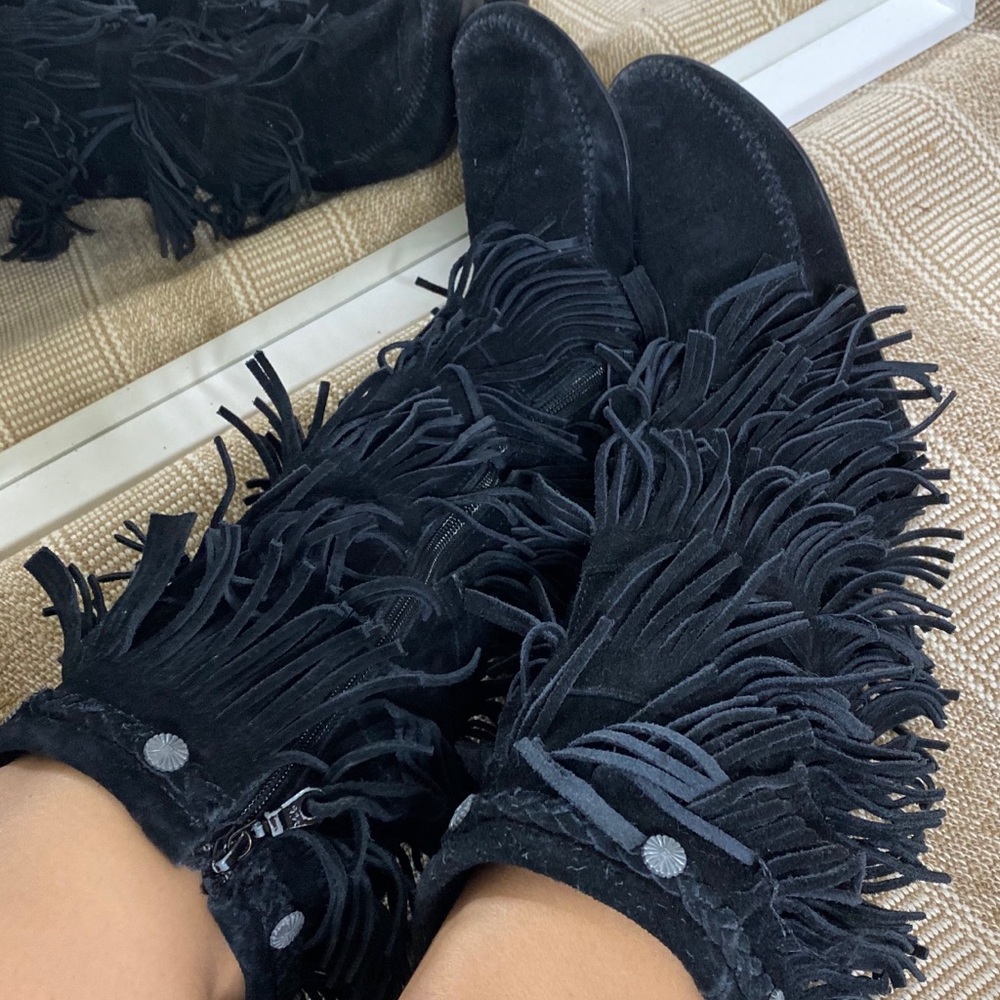 Minnetonka Mocassin Black Fringe Boots Size 8 - Picture 2 of 3
